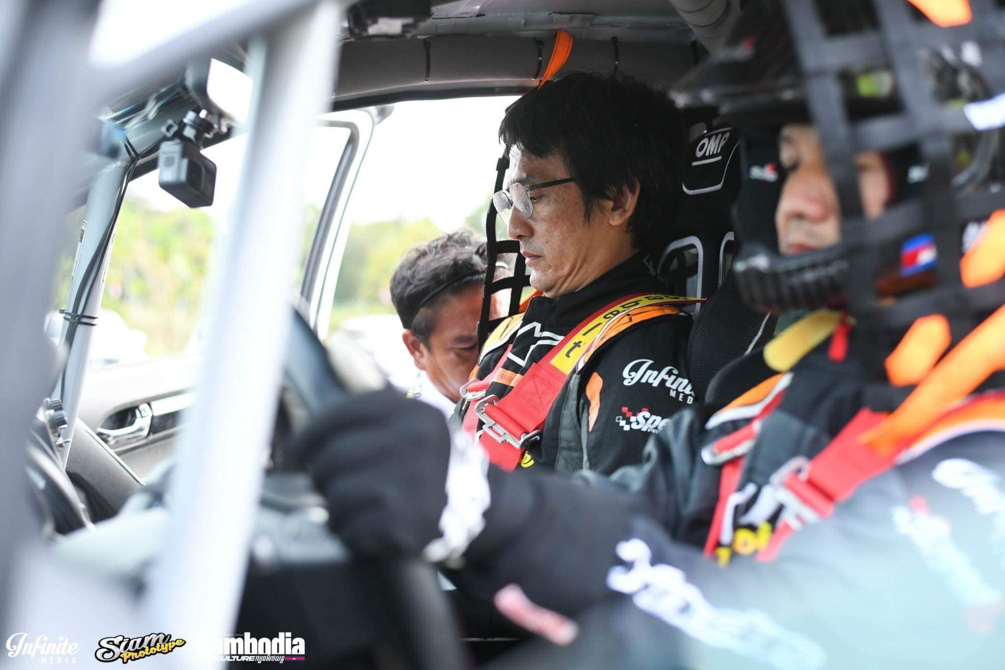 Driver and co-driver in the car