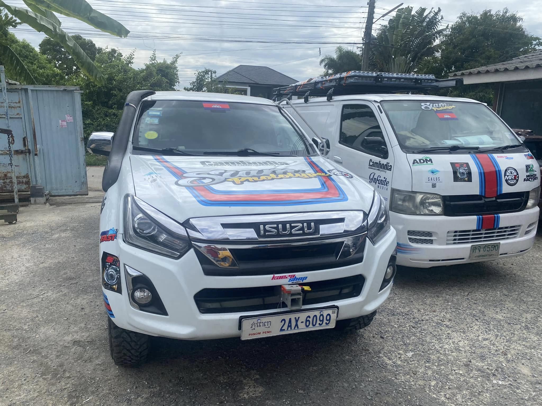 Rally car and support vehicle ready to move