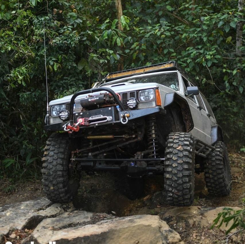 Cherokee on rocks in the jungle - full articulation